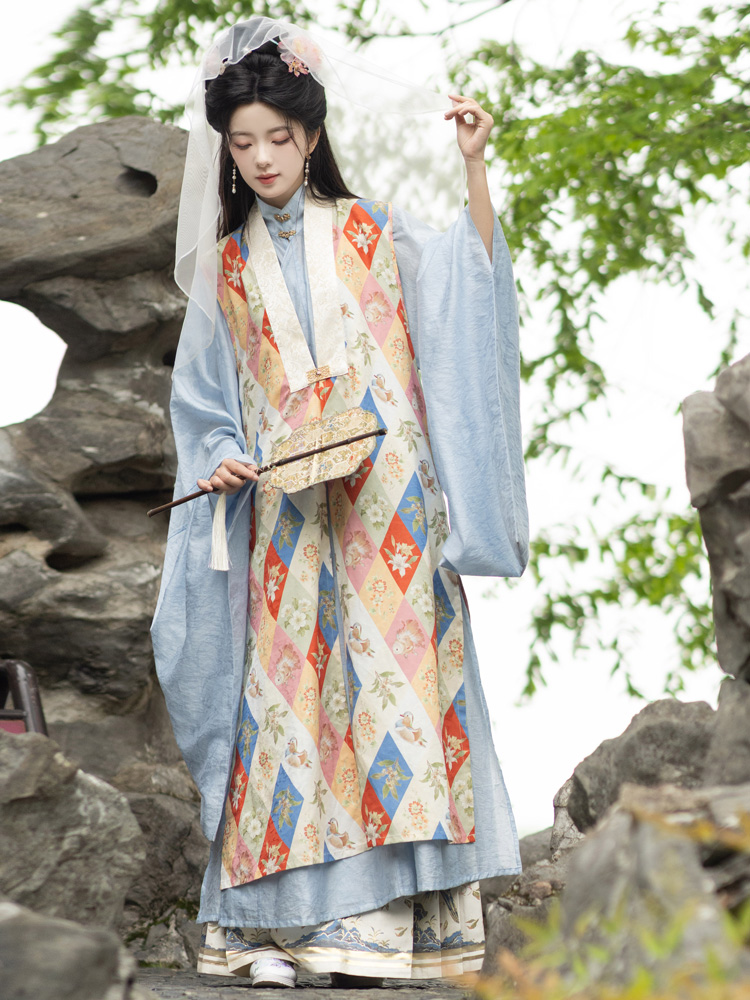 Traditional Ming Dynasty Hanfu Set for Women Retro Mamian Qun in the Style of Dream of the Red Chamber