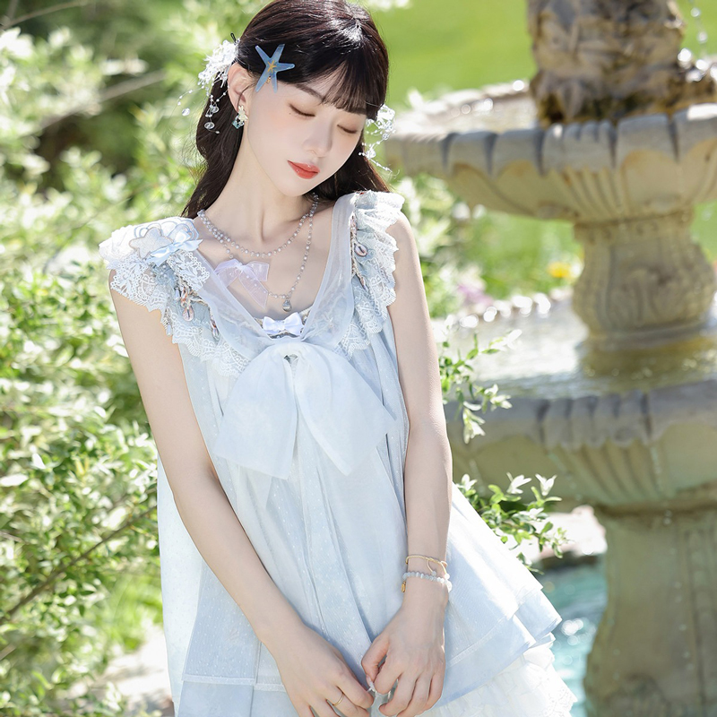 Women-Casual-Hanfu-Inspired-Sleeveless-Outfit-in-Blue-Tones-2 Women Casual Hanfu-Inspired Sleeveless Outfit in Blue Tones